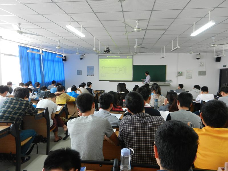 符安超教授为本科生授课